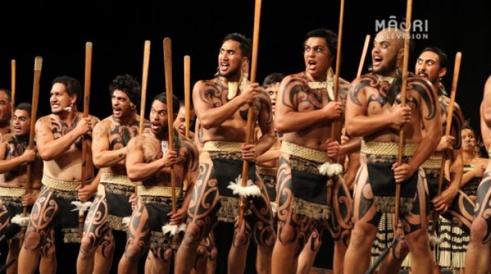 Хаки новой зеландии. Маори танец хака. Индейцы Маори новая Зеландия. Танец Haka новая Зеландия. Племя Маори в новой Зеландии.