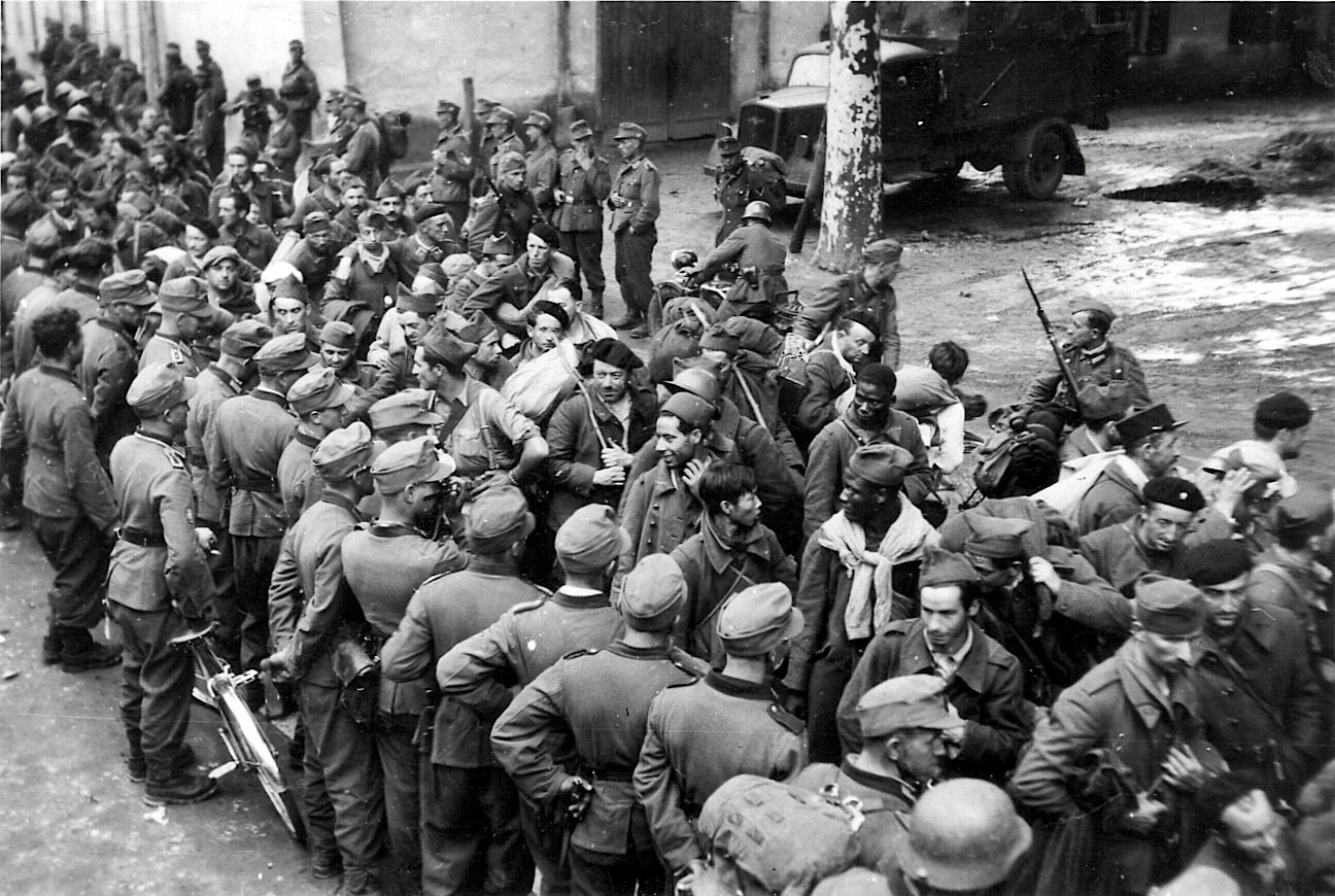 После поражения в войне с германией. Пленные французские солдаты 1940. Французские солдаты второй мировой 1940. Разгром Франции 1940.