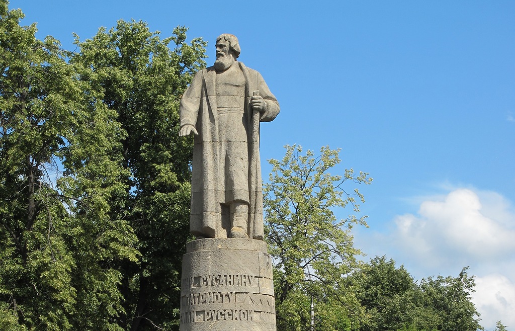 Сусанин кострома. Иван Сусанин памятник в Костроме. Памятник Ивана Сусанина. Памятник Ивану Сусанину. Памятник Сусанину Кострома.