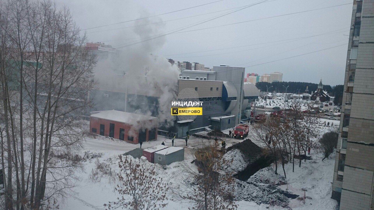 Ведь пожар. Фотографии пожара в севере ТРЦ Север. Пожарные возле ТЦ Север фото в Кемерово.