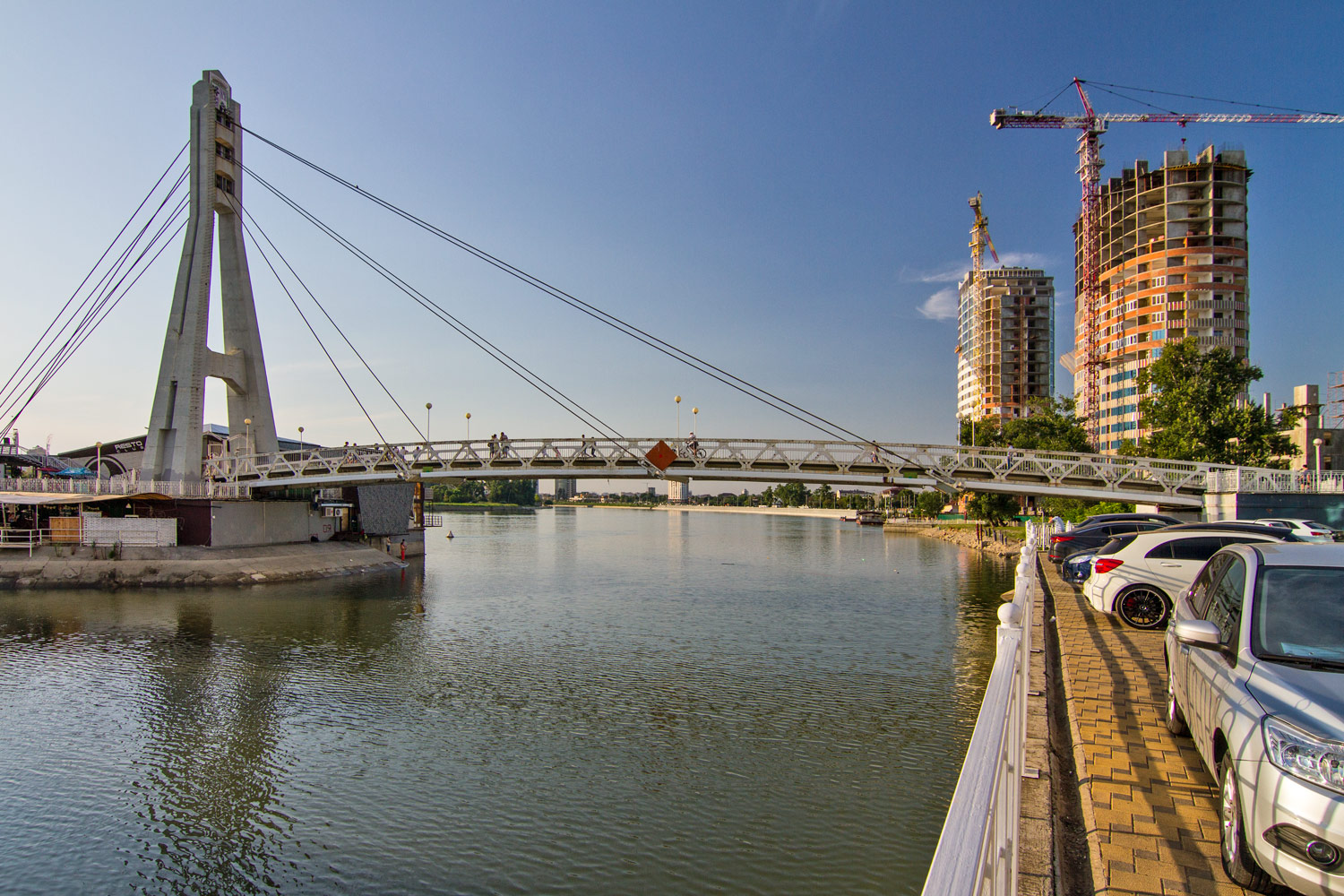 Кубанская набережная округ. Мост поцелуев Краснодар. Кубанская набережная Краснодар. Кубанонабережная Краснодар. Река Кубань мост поцелуев.