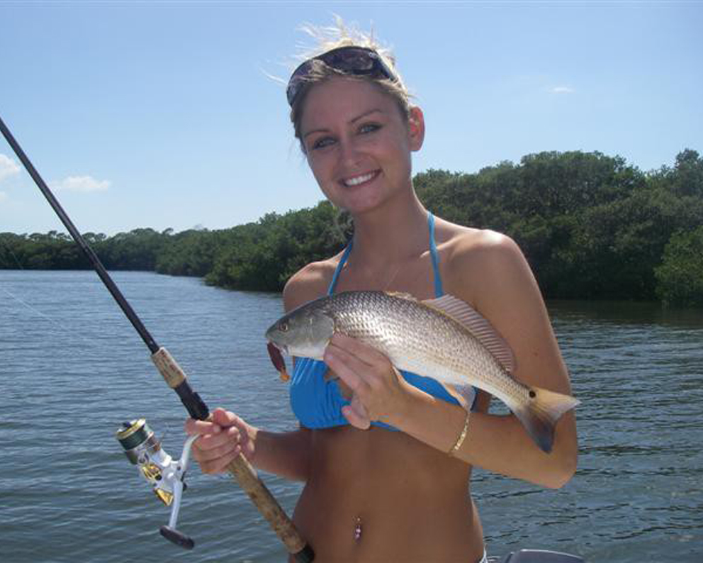 Ютуб рыбалка видео новинки. Рыбалка летом. Девушка рыбачит. Девушки на рыбалке. Летняя рыбалка девушки.