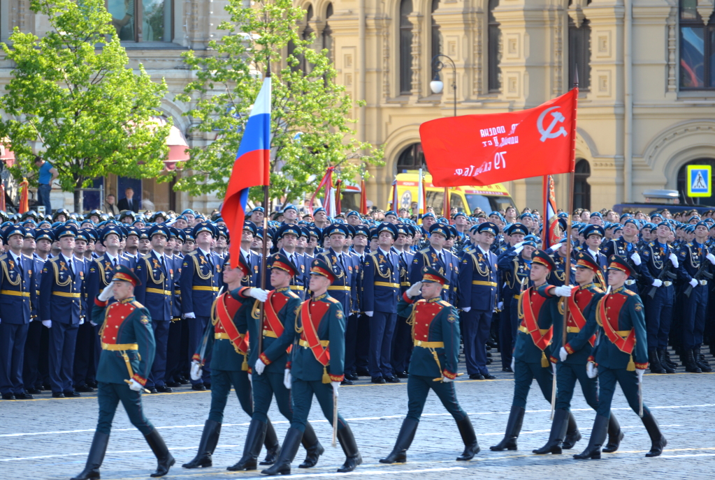 Вынос флага. Знаменная группа на параде Победы. Вынос Знамени Победы на красной площади. Красная площадь парад знаменная группа. Ввнос Знамя победвмнамкрасной площпди.