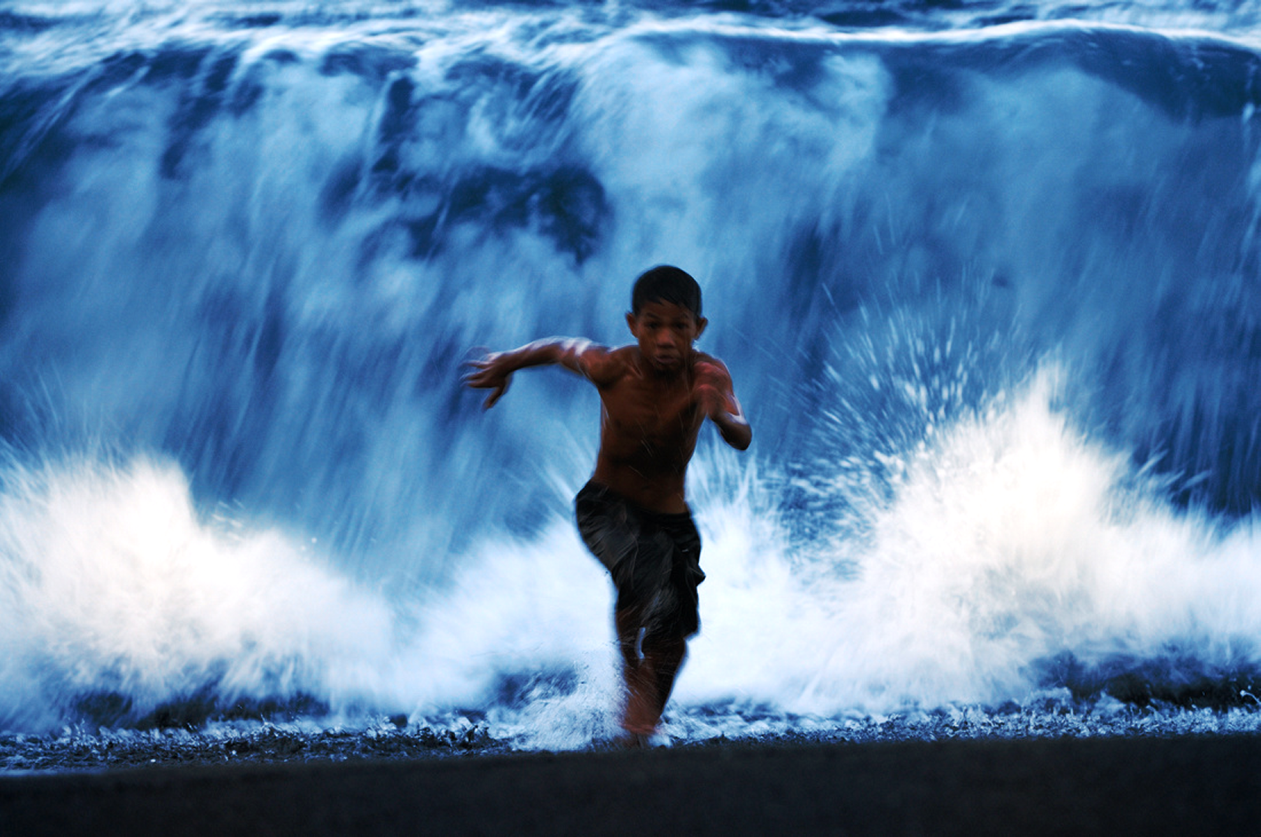 Волна накрывает человека. Человек убегает от волны. Люди убегают от ЦУНАМИ. Огромная волна и человек.