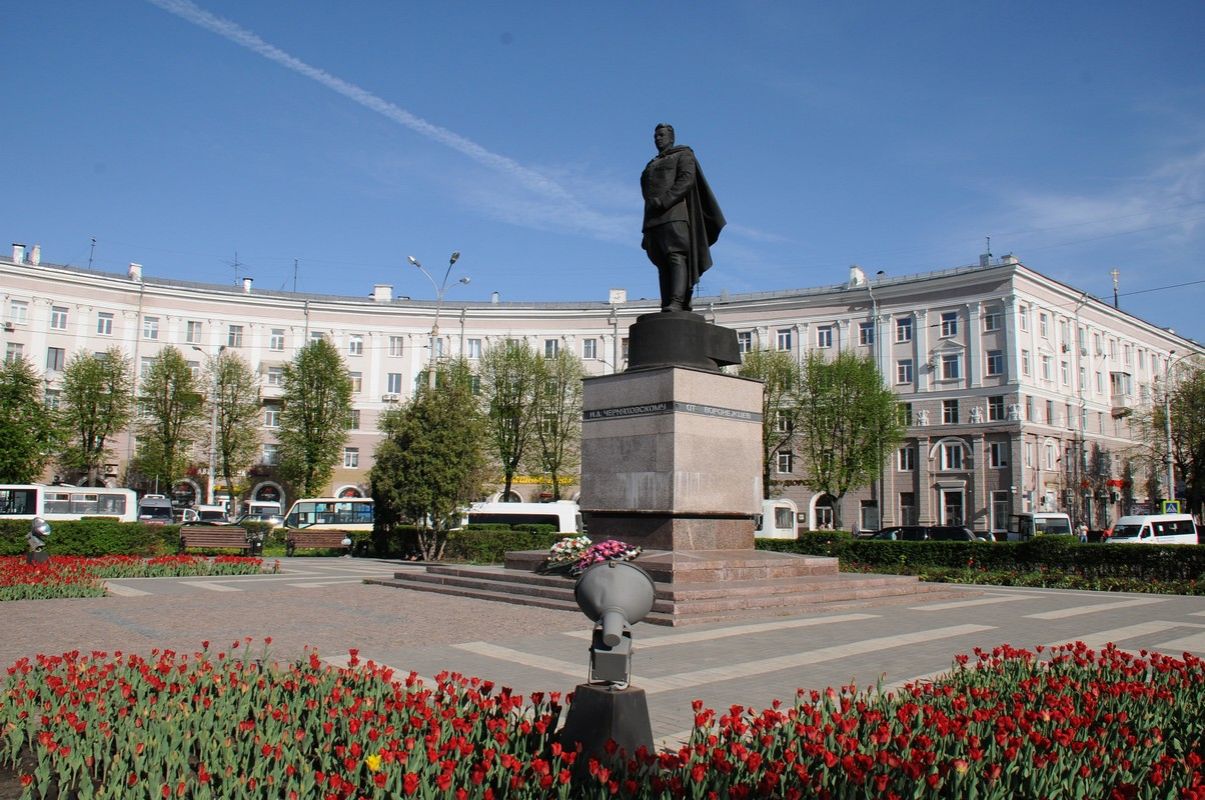 Памятники воронеж. Памятник генералу и.д Черняховскому Воронеж. Воронеж-1, Воронеж, площадь Генерала Черняховского, 1. Площадь Генерала Черняховского 1 Воронеж. Памятник генералу Черняховскому.