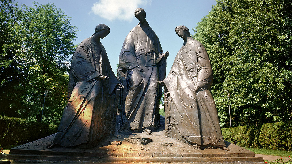 Памятник святой троице. Святая Троица Ярославль памятник. Памятник Святой Троице в Ярославле. Скульптура Троица в Ярославле. Троица (скульптурная композиция в Ярославле).