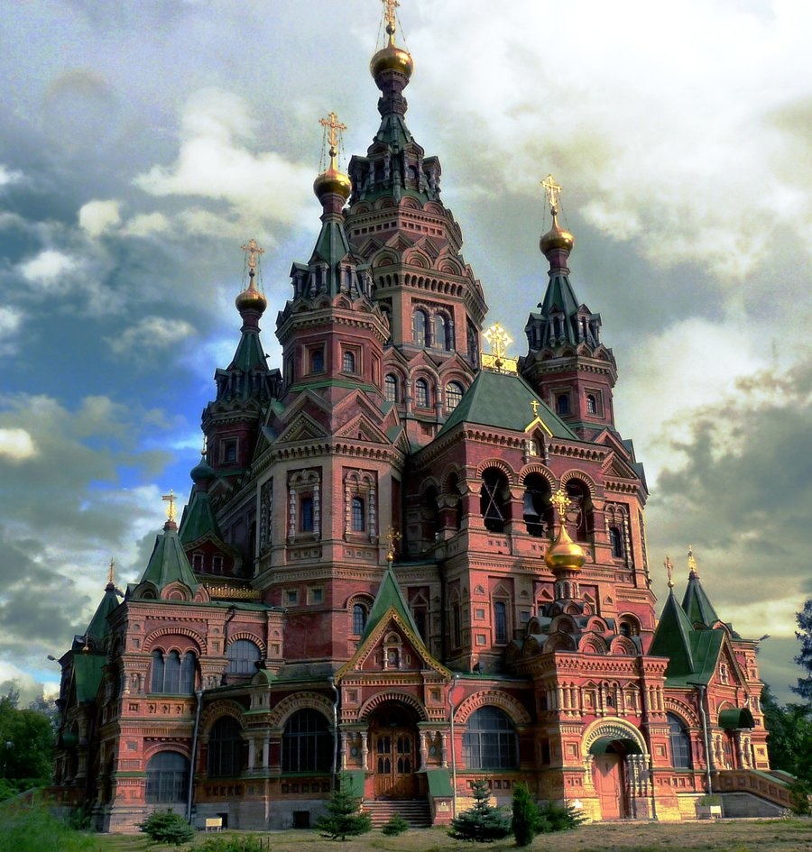 Старая православная церковь. Неорусский стиль в Омске. Готический и Неорусский стиль в Москве.