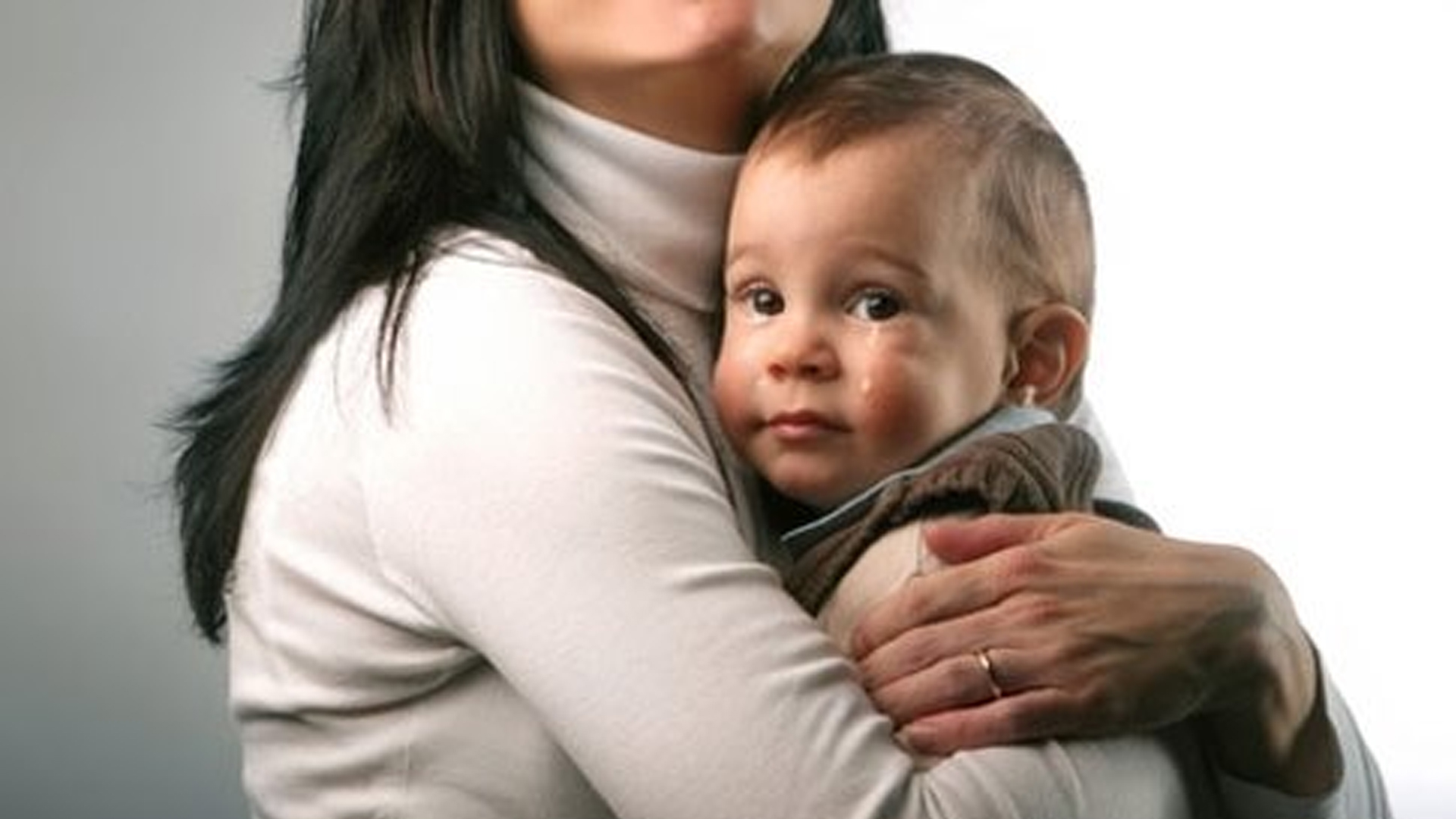 Боюсь стать мамой. Женщина обнимает ребенка. Мама с ребёнком на руках. Мать защищает ребенка. Плачущий ребенок на руках.