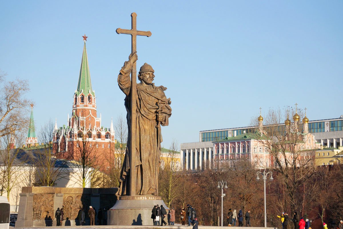 Памятники москвы для туристов. Памятник князю Владимиру в Москве. Красная площадь памятник Владимиру князю. Памятник князю Владимиру в Москве на Боровицкой площади. Памятник равноапостольному князю Владимиру в Москве.