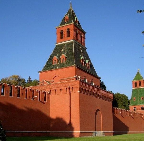 Самая старая башня кремля. Тайницкая башня Кремля Москва. Тайнинская башня Московского Кремля. Тайницкие ворота Московского Кремля. Тайницкая башня (1485г).