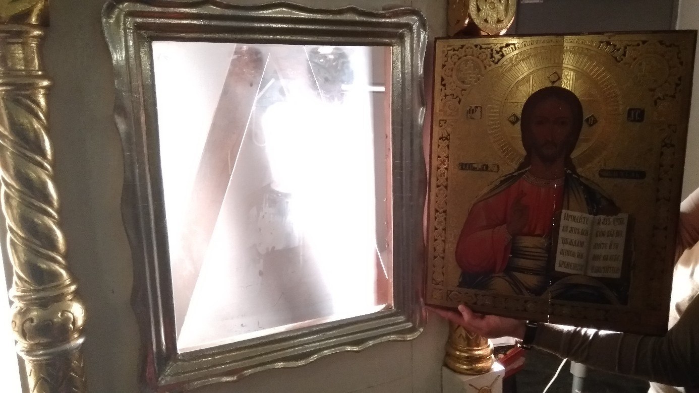 Икона николая чудотворца девушка окаменела. Зоино стояние икона. Девушка с иконой Николая Чудотворца окаменела.