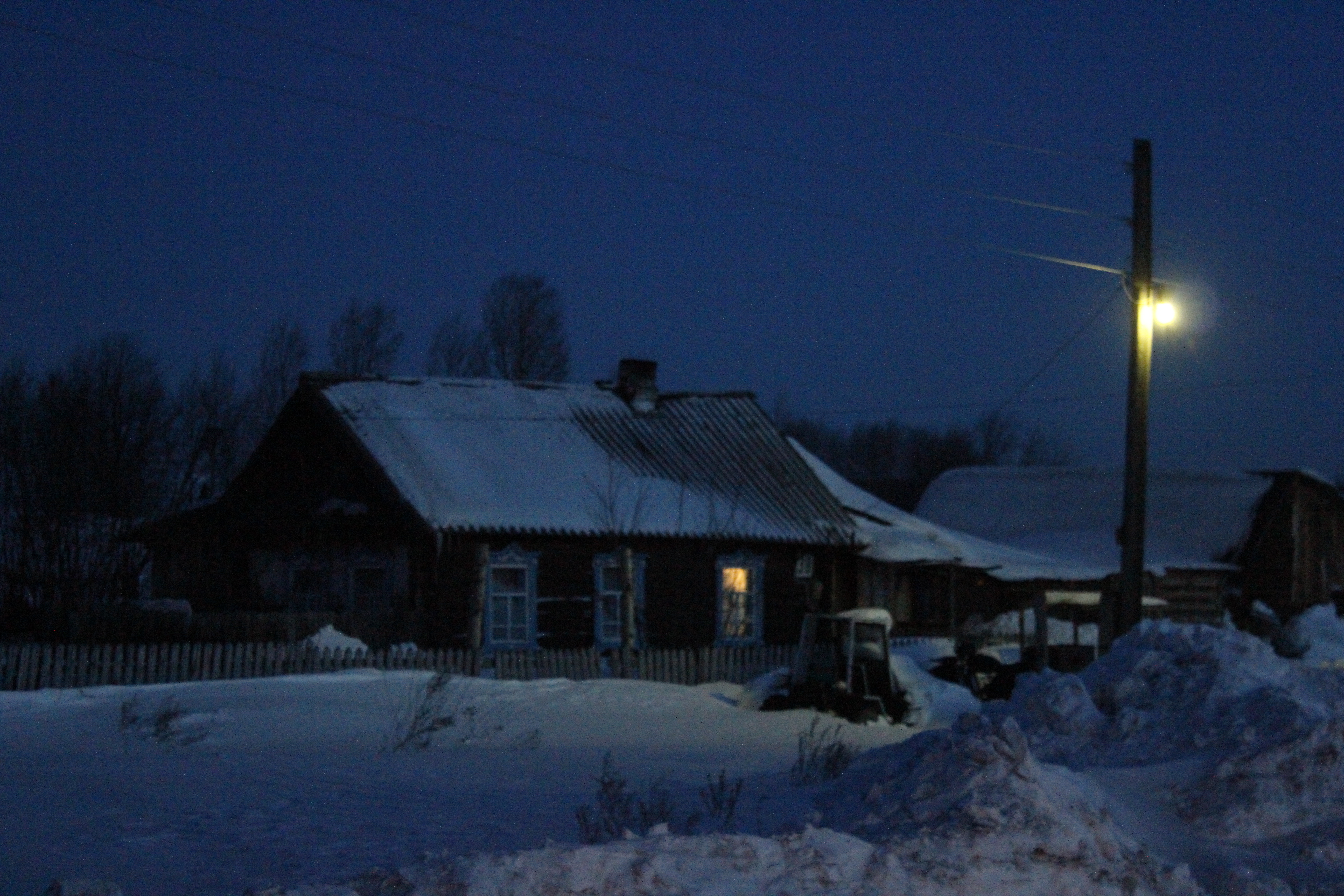 День и ночь деревня. Деревня зимой. Ночь в деревне. Деревня зимой ночью. Домик в деревне ночью.