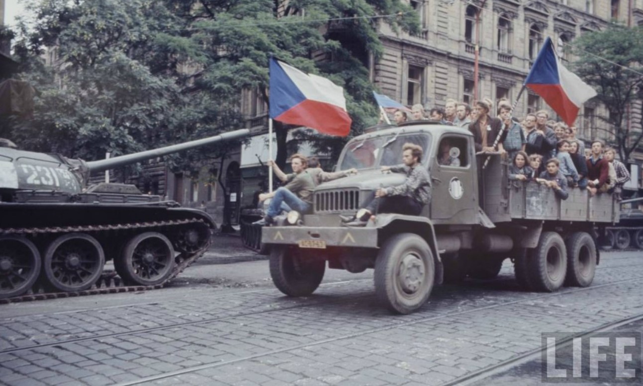 Коммунистическая чехословакия. Операция Дунай Прага 1968. Операция Дунай ЧССР 1968. Советские войска в Праге 1968.