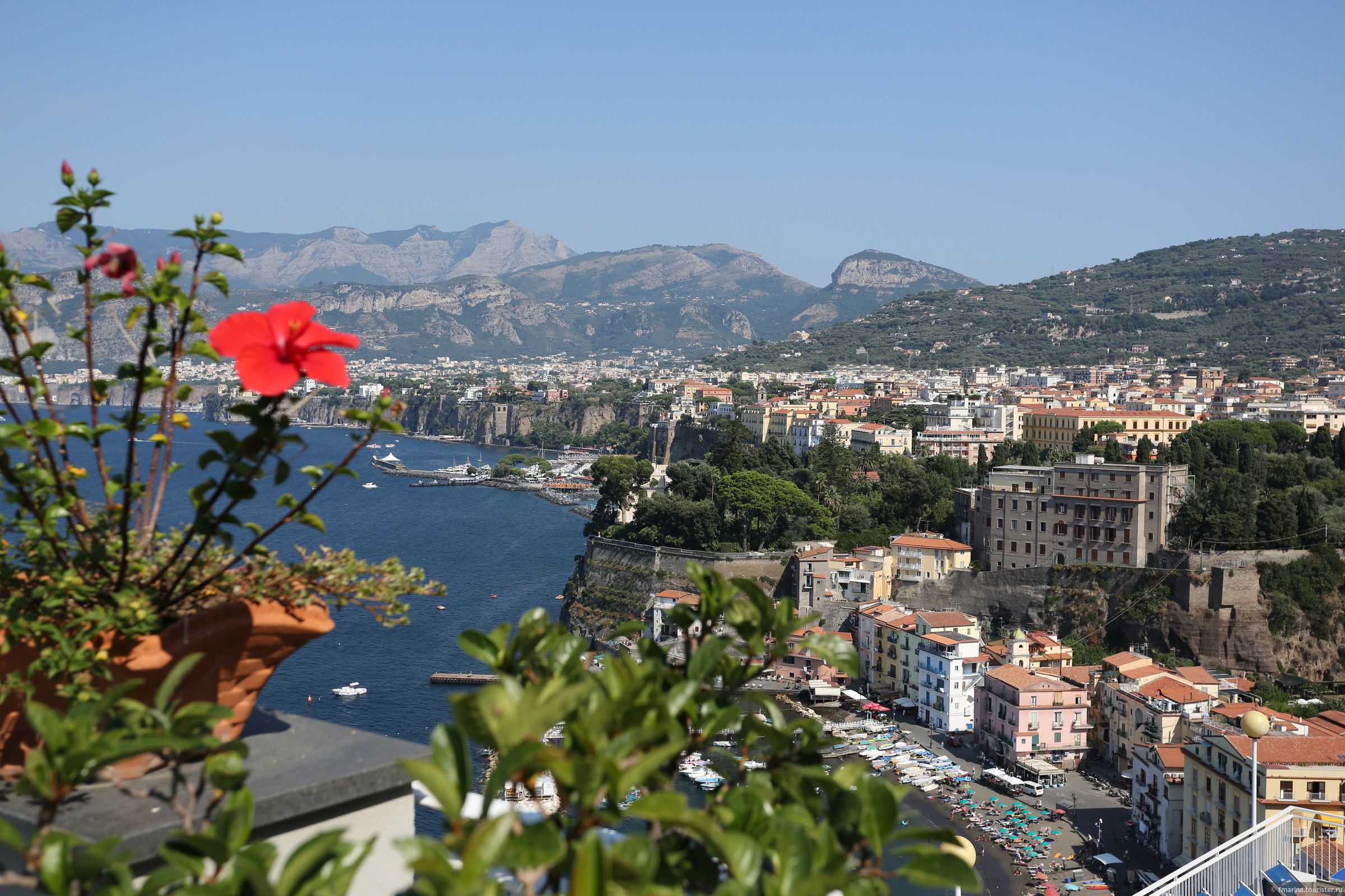 Сорренто. Соренто турецкого. Sorrento Italy. Италия Неаполь вид с балкона.