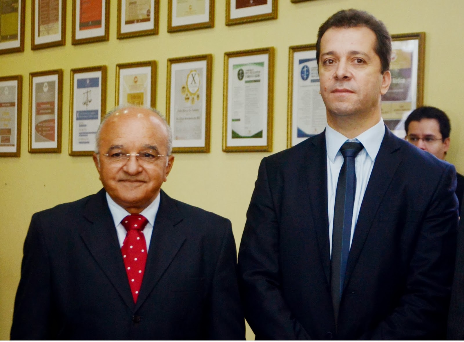 Слева - вице-губернатор Жозе Мелу (осуждён за преступления), справа - Марсело Резенде