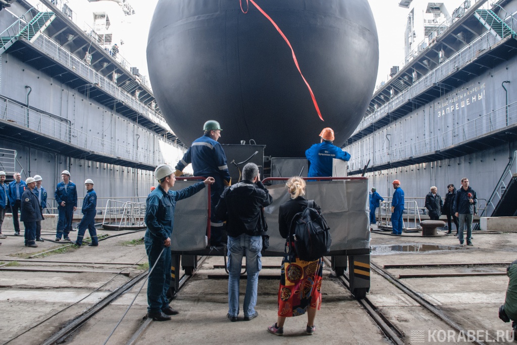 Посетить подводную лодку в кронштадте. Экскурсия Кронштадт.Адмиралтейские верфи. Подводная лодка в Дубне. Спуск на воду подводной лодки Великие Луки. Адмиралтейские верфи Санкт-Петербург вечером.