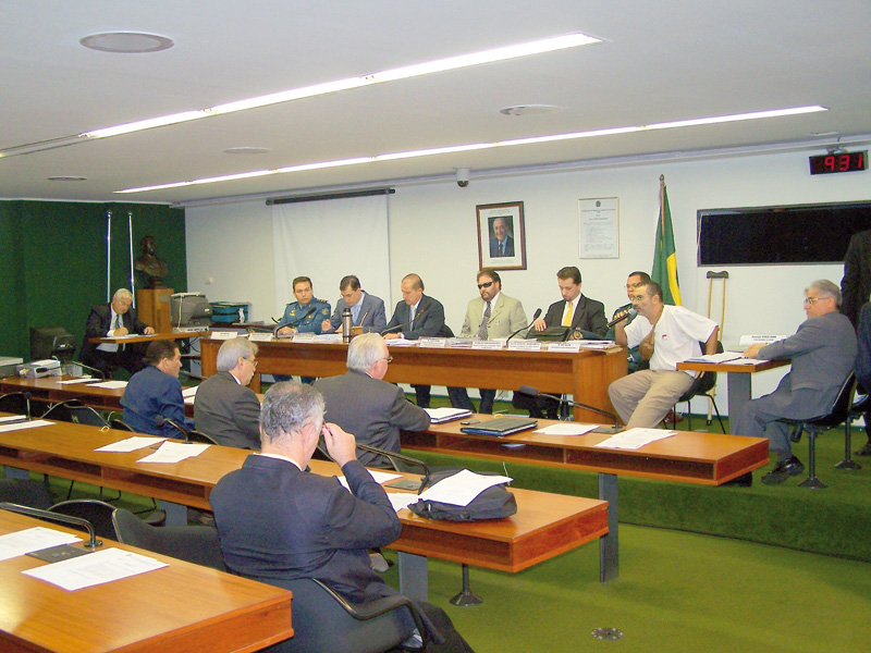 Апрель 2008 года. Слушание в Палате депутатов Рондонии по поводу репрессий. Марселу Резенде - в жёлтом галстуке.