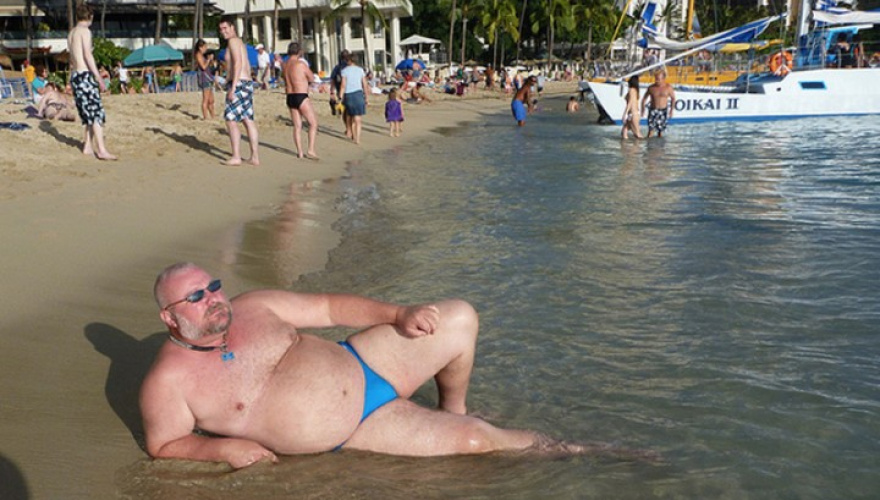 Толстый старик видео. Мужчины на пляже смешные. Толстяк на пляже. Загорелый толстый мужик.