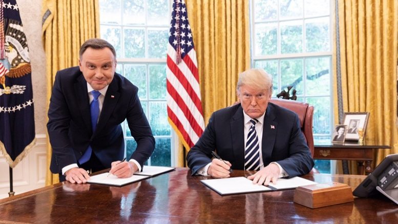 «Синдром холопа»: В соцсетях высмеяли фото президента Польши с Трампом