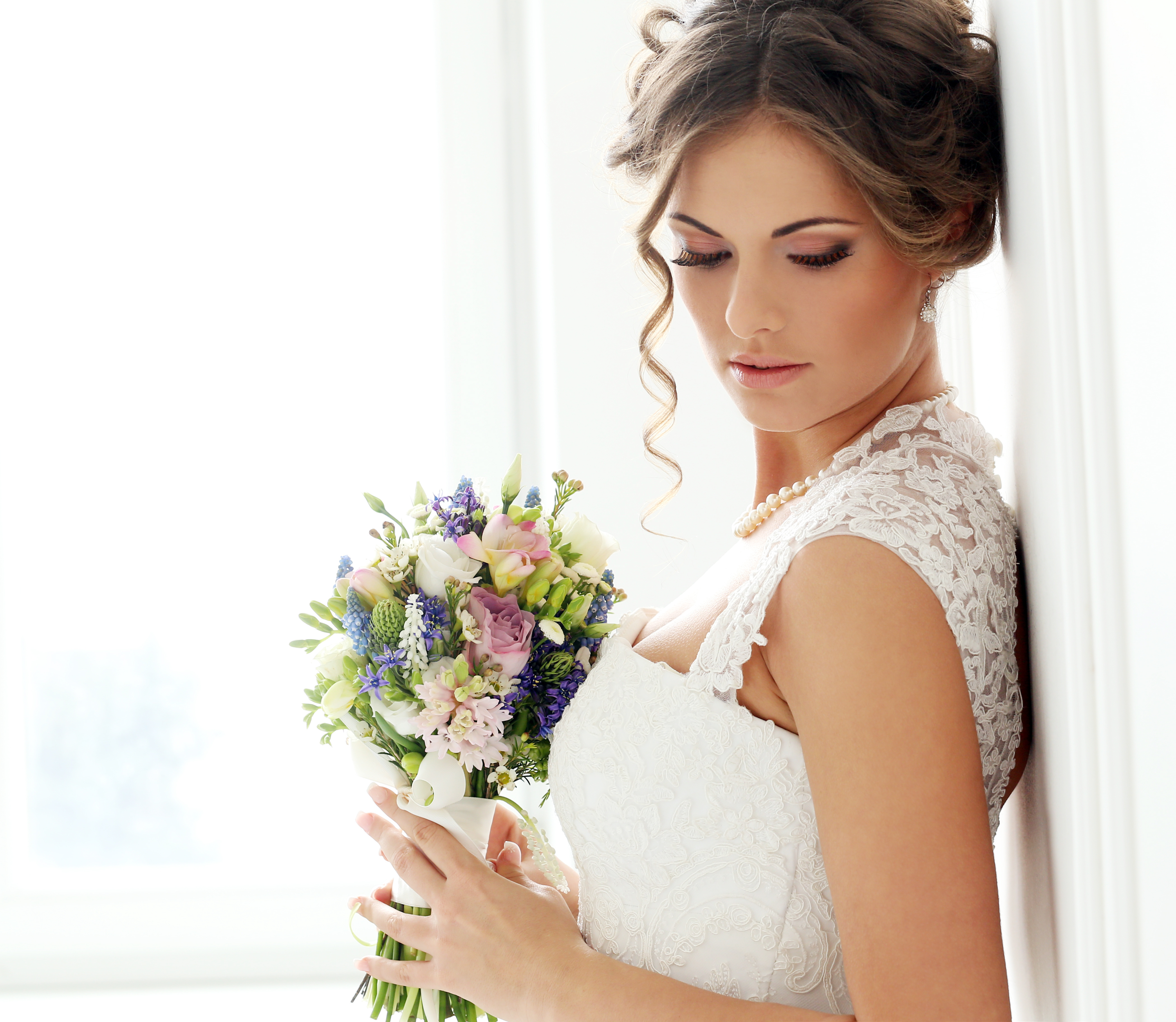 Образ невесты на свадьбу 2024. Свадебный образ невесты макияж и прическа. Нежный свадебный образ. Нежный свадебный образ невесты. Красивая невеста.