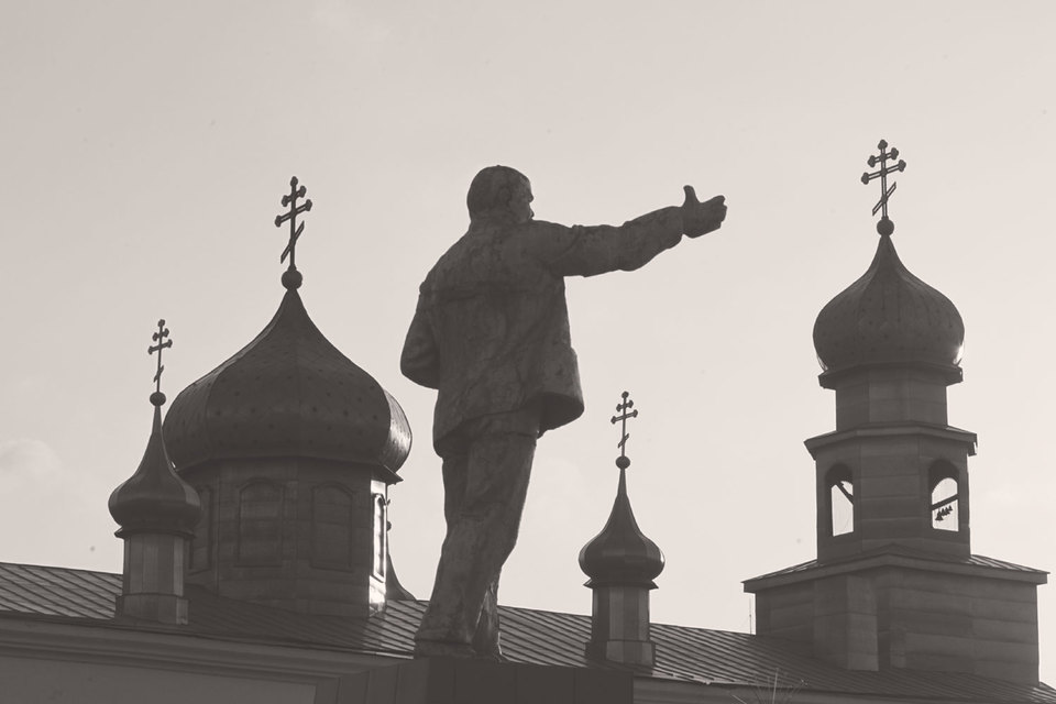 Люди против церкви. Ленин на фоне церкви. Храм Ленина. Гонения на Церковь.
