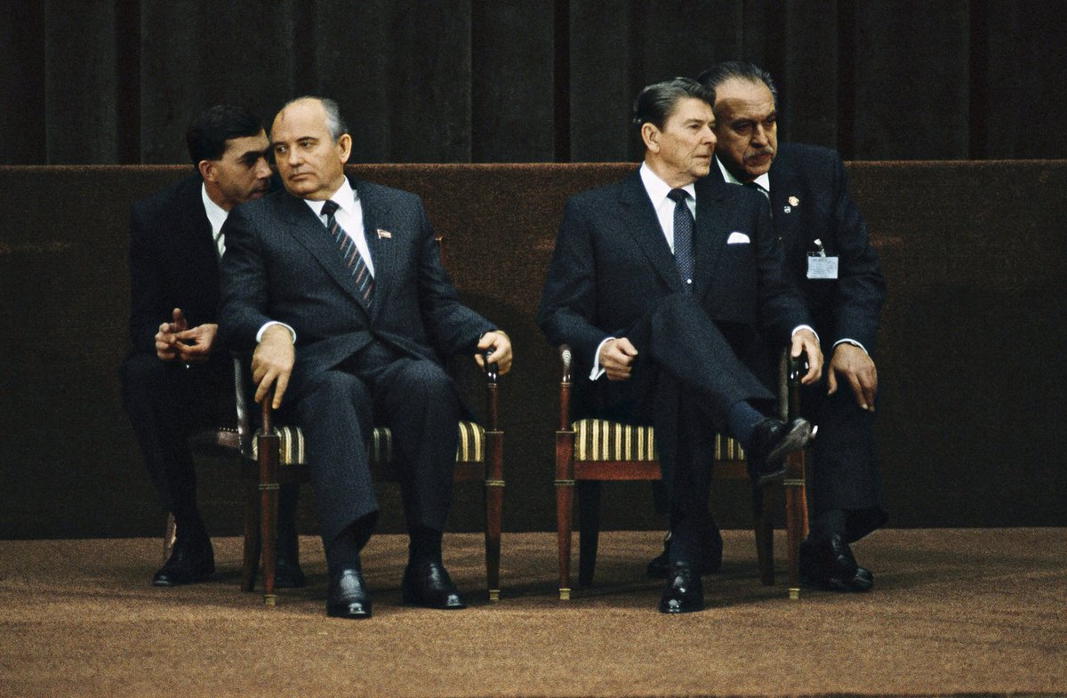 Переговоры с рейганом. Встреча Горбачева и Рейгана в Женеве 1985. Встреча Горбачева и Рейгана в Женеве. Горбачев Рейган Женева 1985. Рональд Рейган и Горбачев в Женеве.