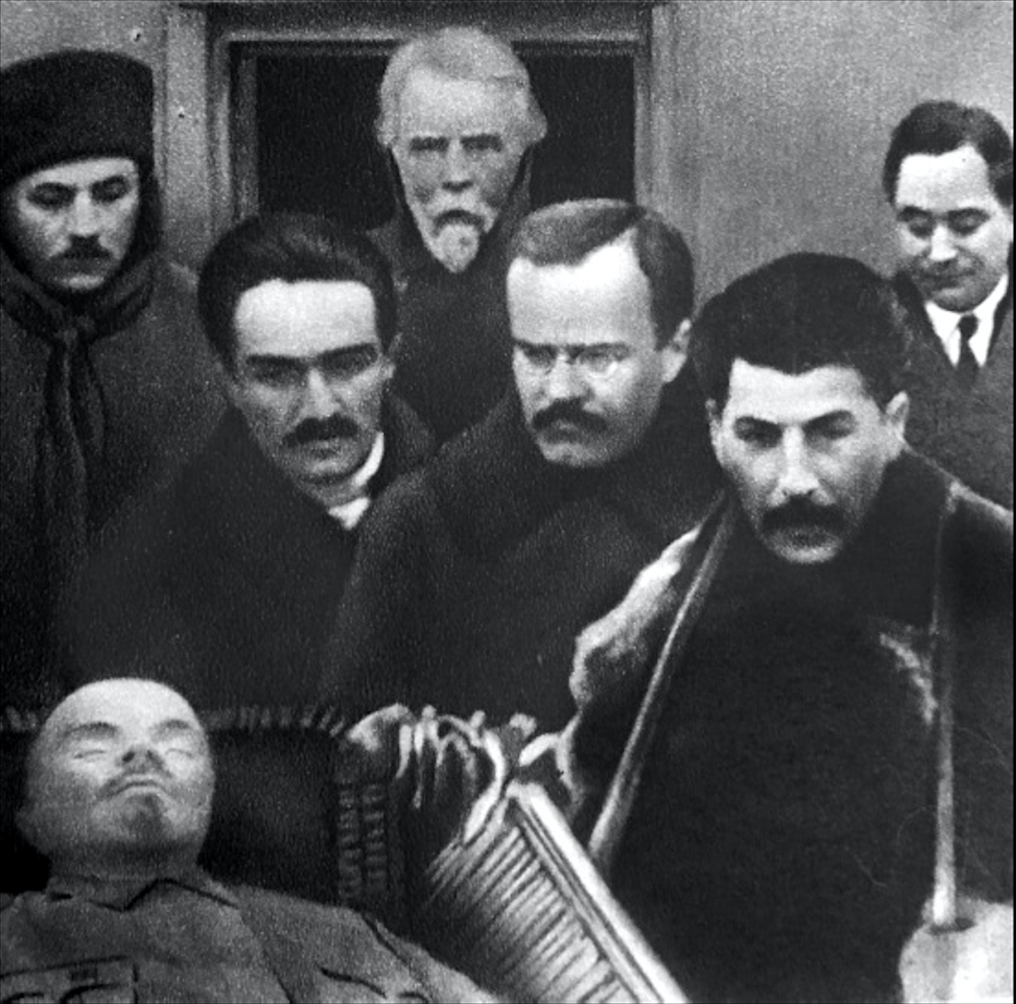 Ильич ленин причина смерти. Похороны Владимира Ленина. Сталин 1924 у гроба Ленина. Похороны Ленина в 1924 году.