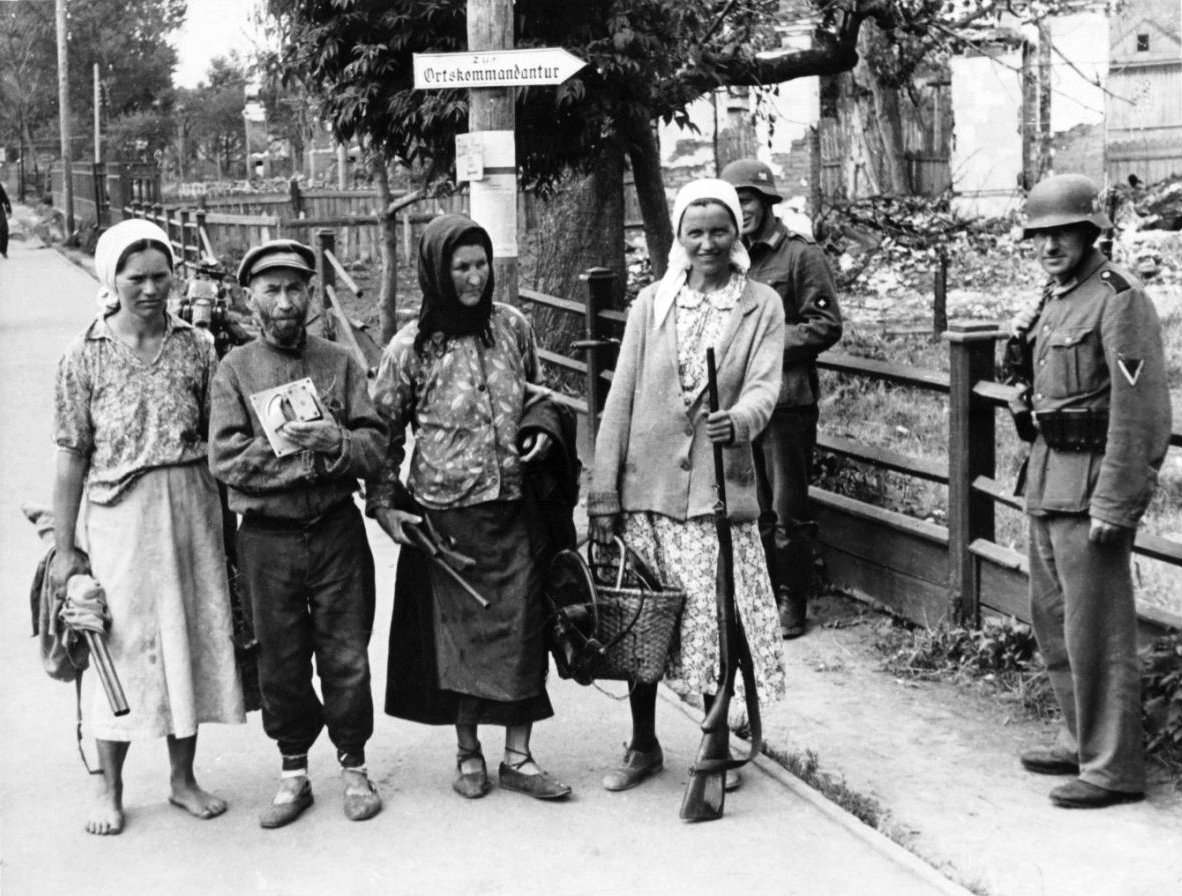 Фото оккупации. Оккупированная Белоруссия 1941. Оккупация Минска в 1941 году. Немцы в Белоруссии 1941. Полицаи Белоруссии 1941 г.