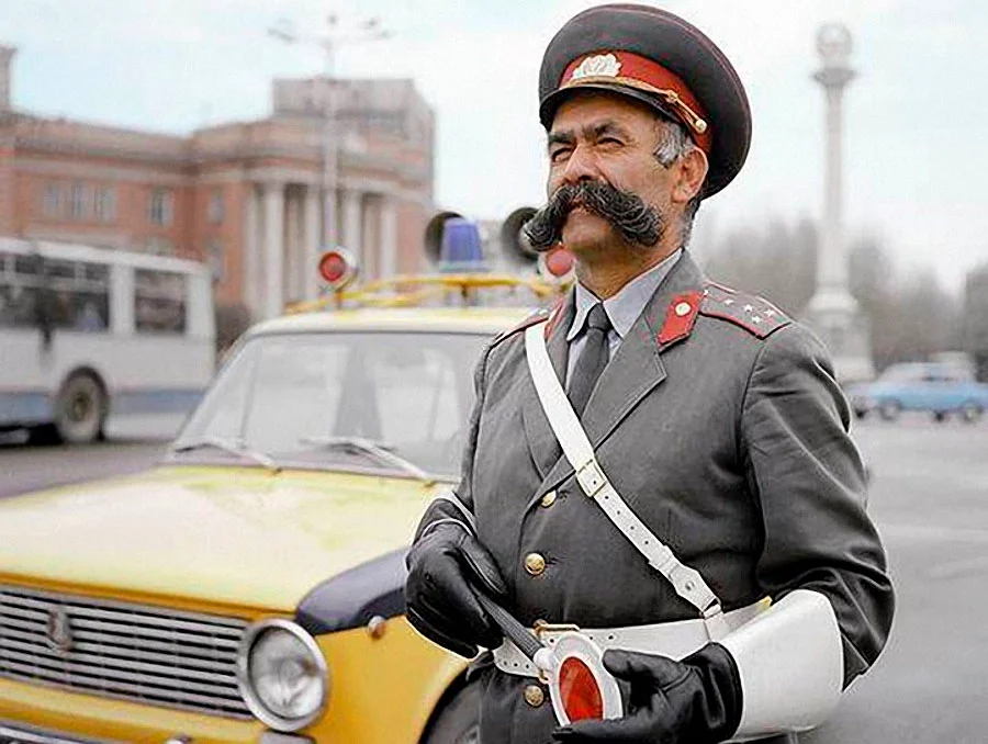 Вот кого реально уважали: 12 редких фото советских милиционеров, на которых они и защищают, и смеются
