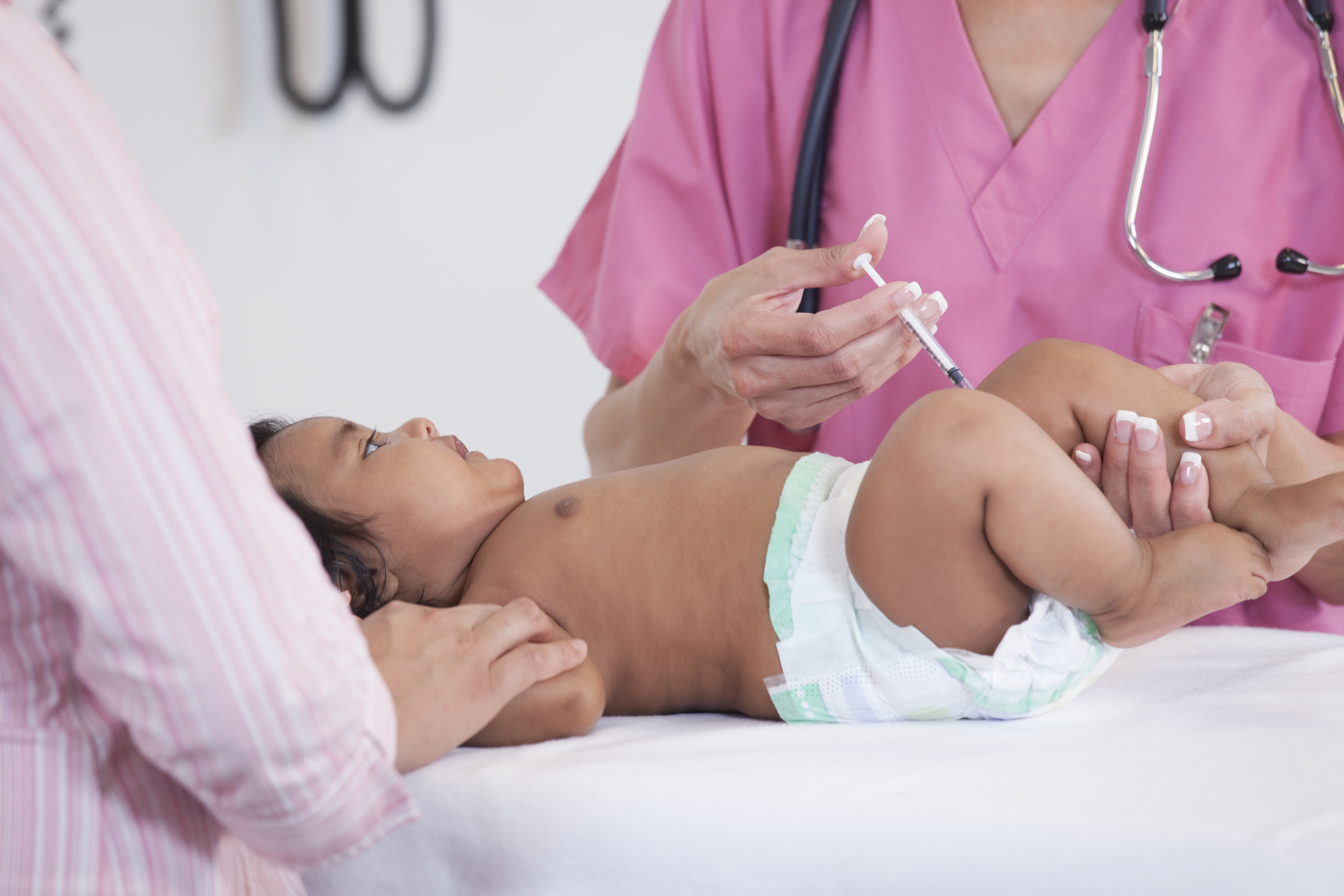 Гепатит в вакцинация новорожденных. Вакцинация новорожденных. Уколы детям. Прививка новорожденным. Прививка в роддоме новорожденным.