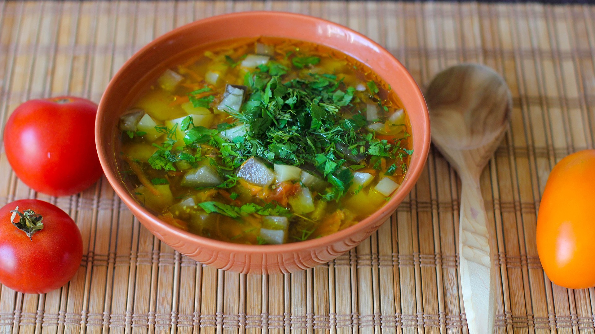 Суп с помидорами и картошкой. Овощной суп. Летний овощной суп. Гречневый суп с овощами. Овощи для супа.