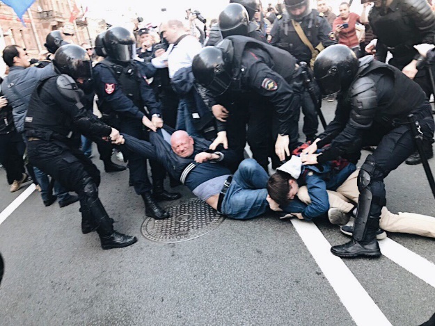 Укуренному Резнику помогают подняться 1 мая. Укуренному Резнику помогают подняться 1 мая.