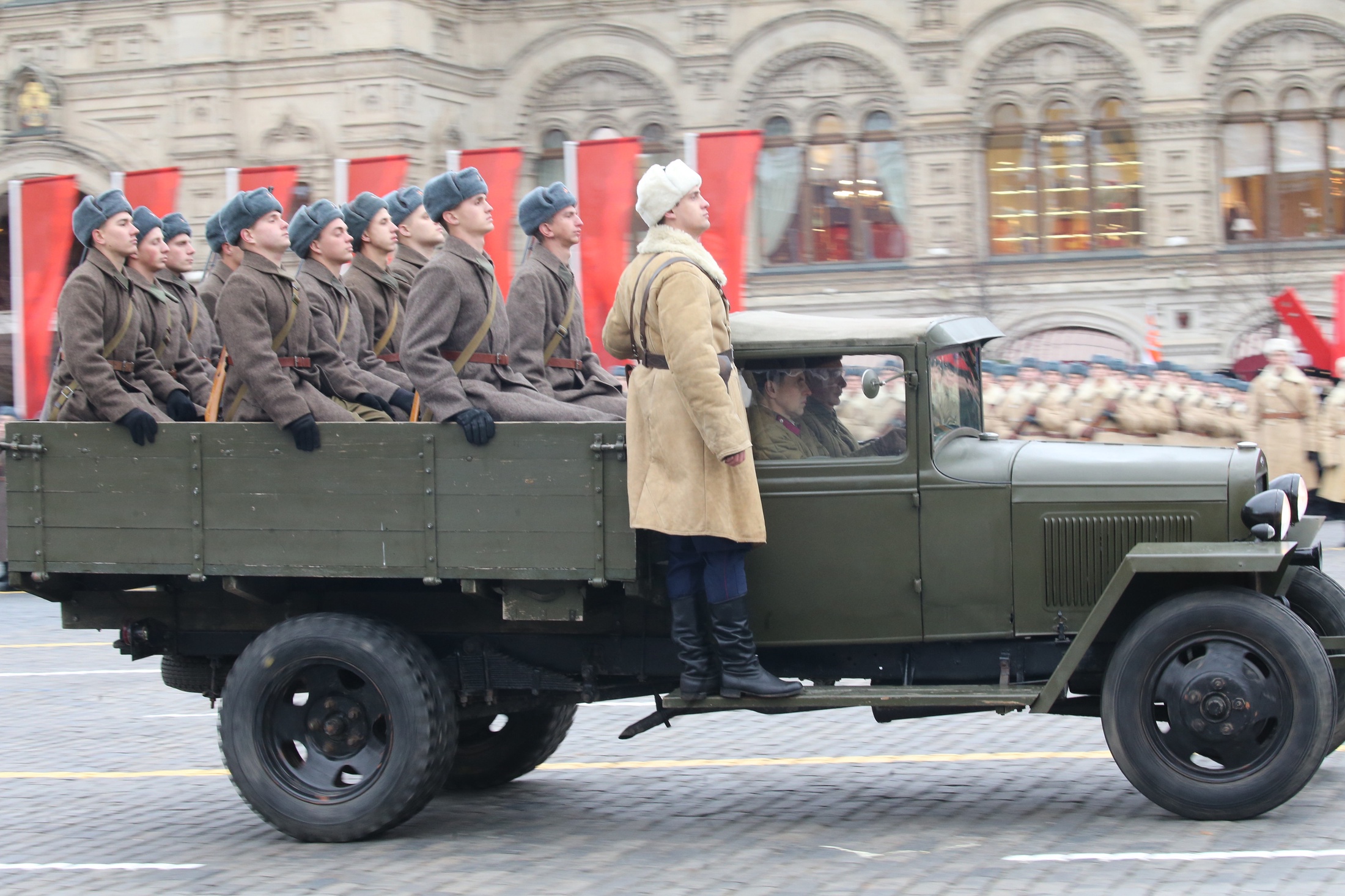 Военный парадом 7 ноября 1941 г принимал. Парад 7 ноября 1941. Парад на красной площади 1941. Парад на красной площади 7 ноября 1941 года. Реконструкция парада 7 ноября 1941 года.