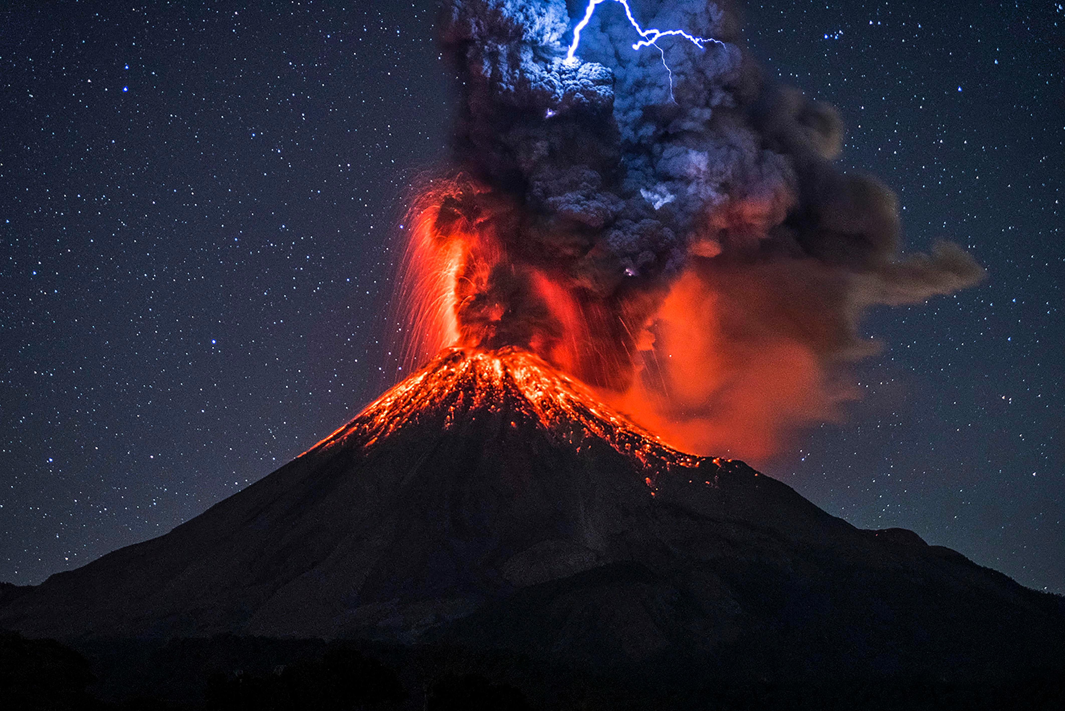 3 любых вулкана. Вулкан семеру извержение. Вулкан семеру Индонезия. Сакурадзима вулкан извержение 1914. Взрыв вулкана Кракатау.