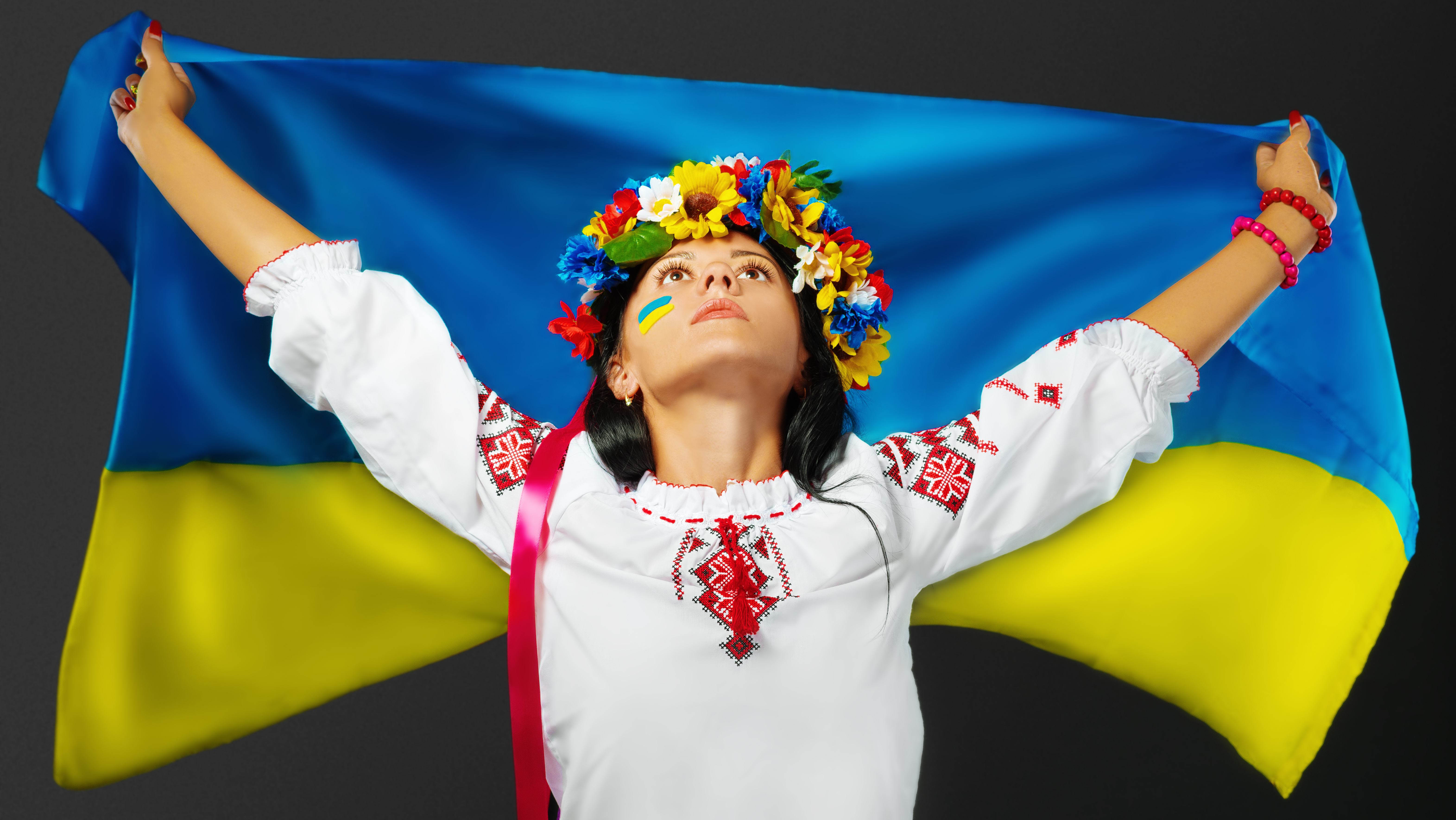 Украинцы про украину. Украинцы с флагом. Девушка с флагом Украины. Украинский флаг с украинками. Украинка с флагом.