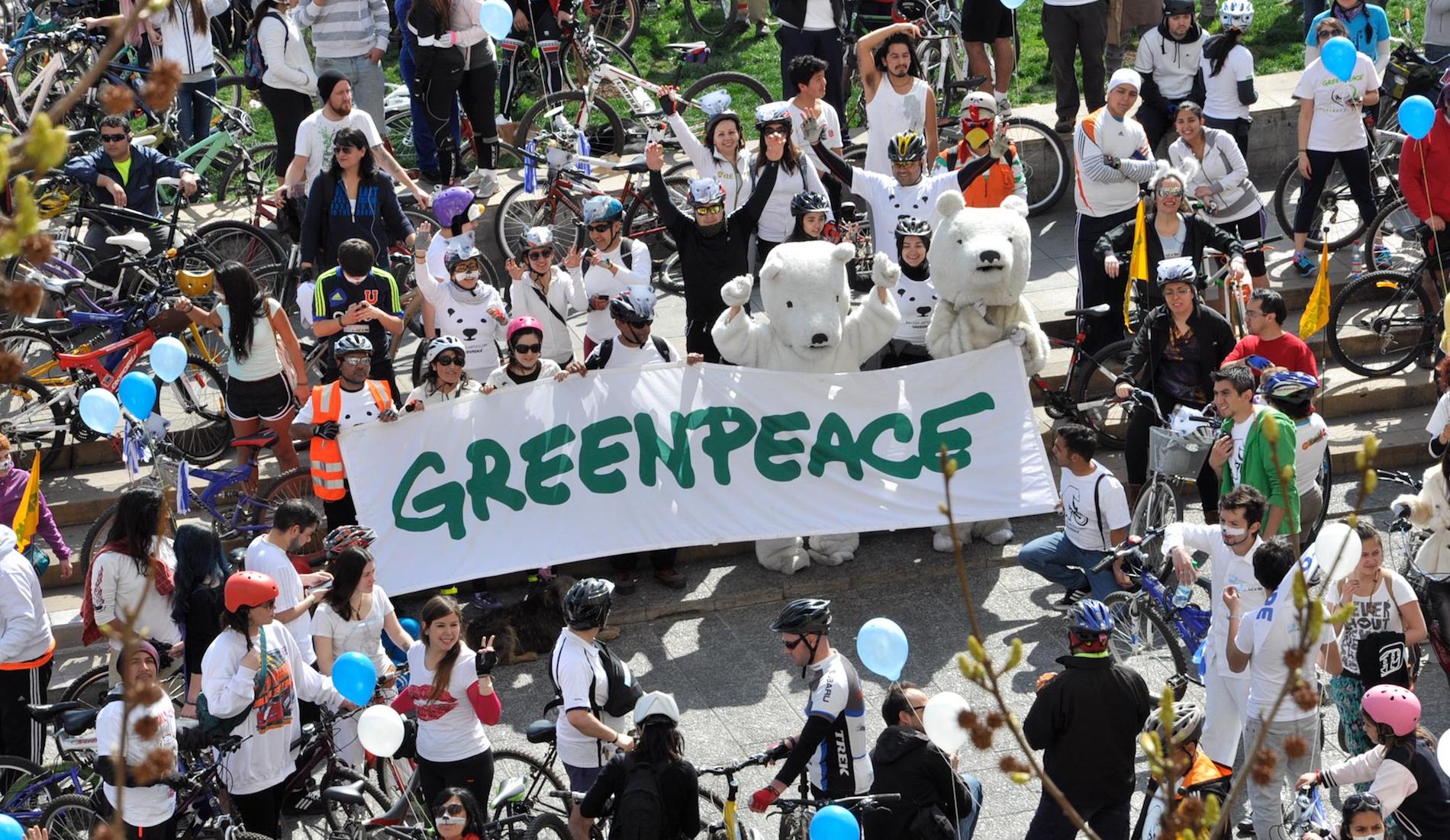 Greenpeace пригрозил затопить свой танкер с нефтью, если не получит достаточно пожертвований.