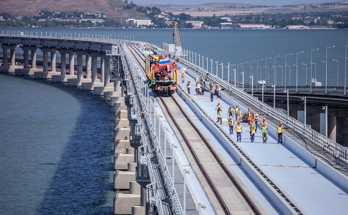 Украина на день закроет железнодорожное движение в знак протеста против пуска поездов по Крымскому мосту.