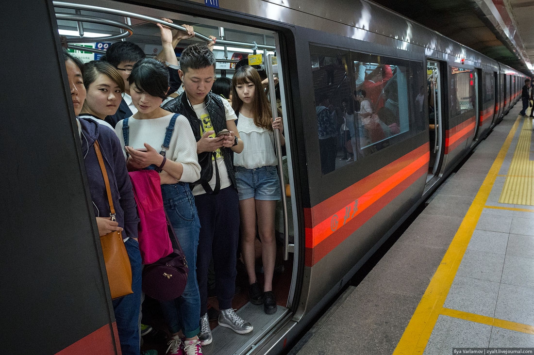 Власти Пекина сделали бесплатным проезд в метро.