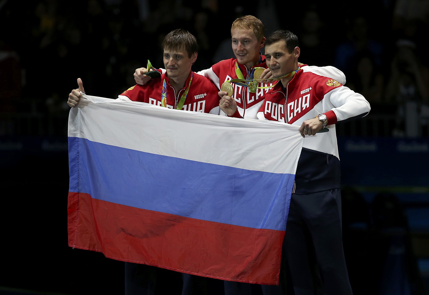 Спортивные чемпионы россии. Спортсмен с флагом. Российские спортсмены. Спортсмен с российским флагом.