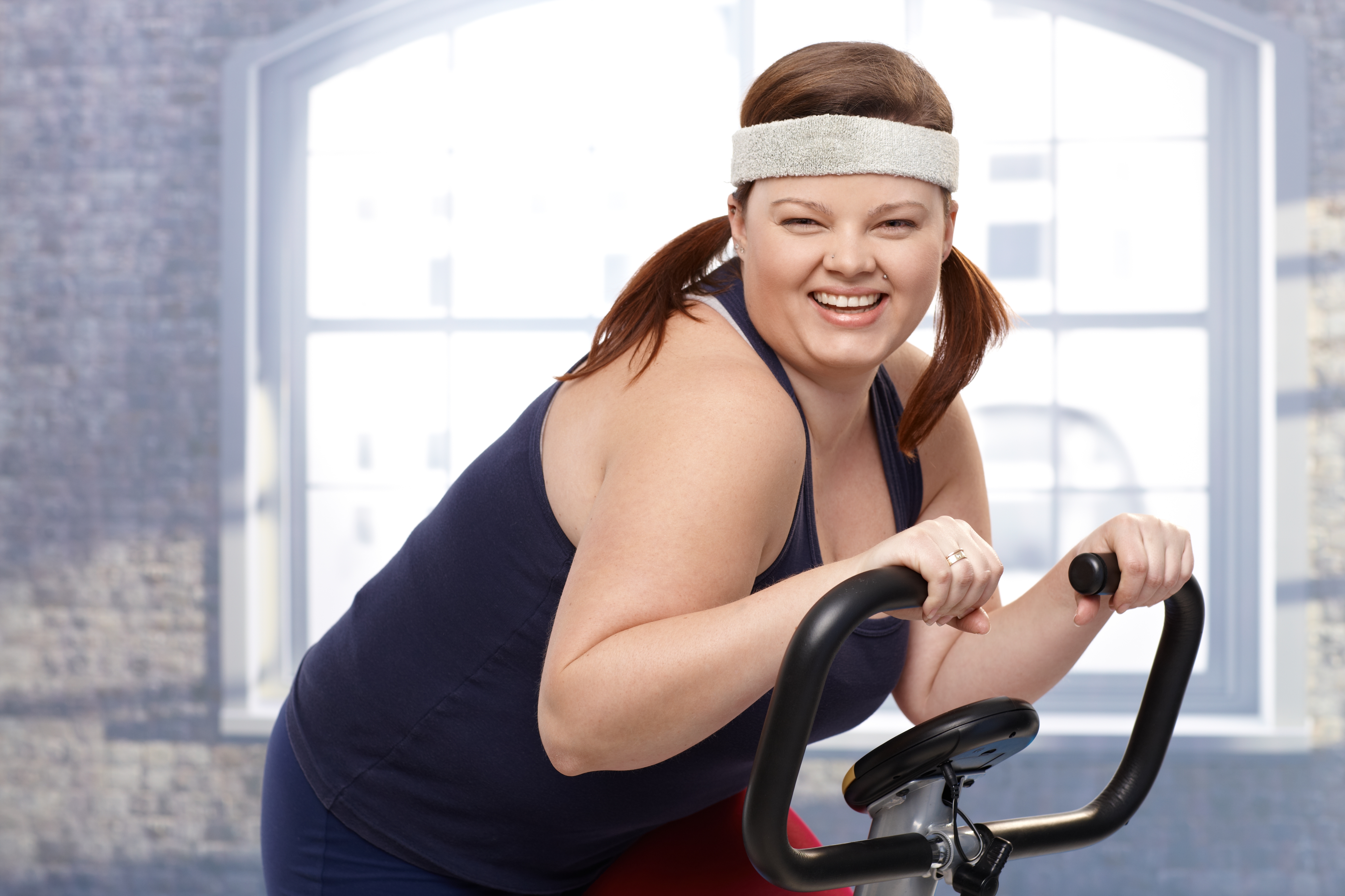 Эффективно похудеть в домашних условиях после 40. Фитнес женщины. Женщина занимается спортом. Толстая девушка. Спорт для толстых.