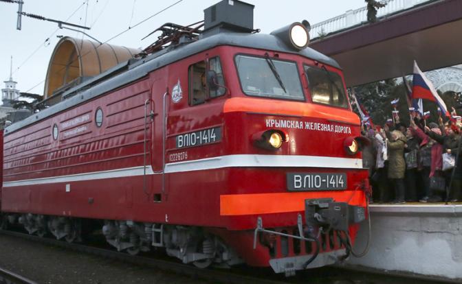 Прибалтийских сестриц переехал первый поезд по Крымскому мосту