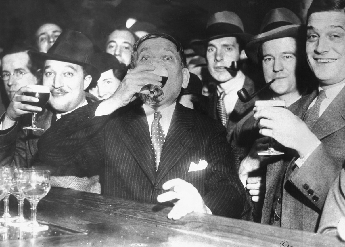 Немцы радуются. Бутлегеры Чикаго. Сухой закон в США 1920-1930. Чикаго времен Аль Капоне. Бар времен сухого закона.
