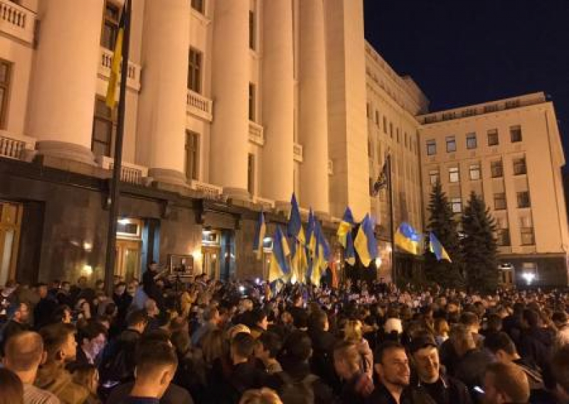 Революционеры уже просят привезти дрова и туалеты. Тимошенко ждёт пост премьера