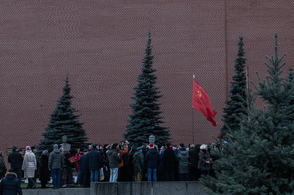 Гвоздики для сталина. Могила Сталина в Москве. Могила Сталина у кремлевской стены. Могила Сталина 2019. Памятник Сталину у кремлевской стены.