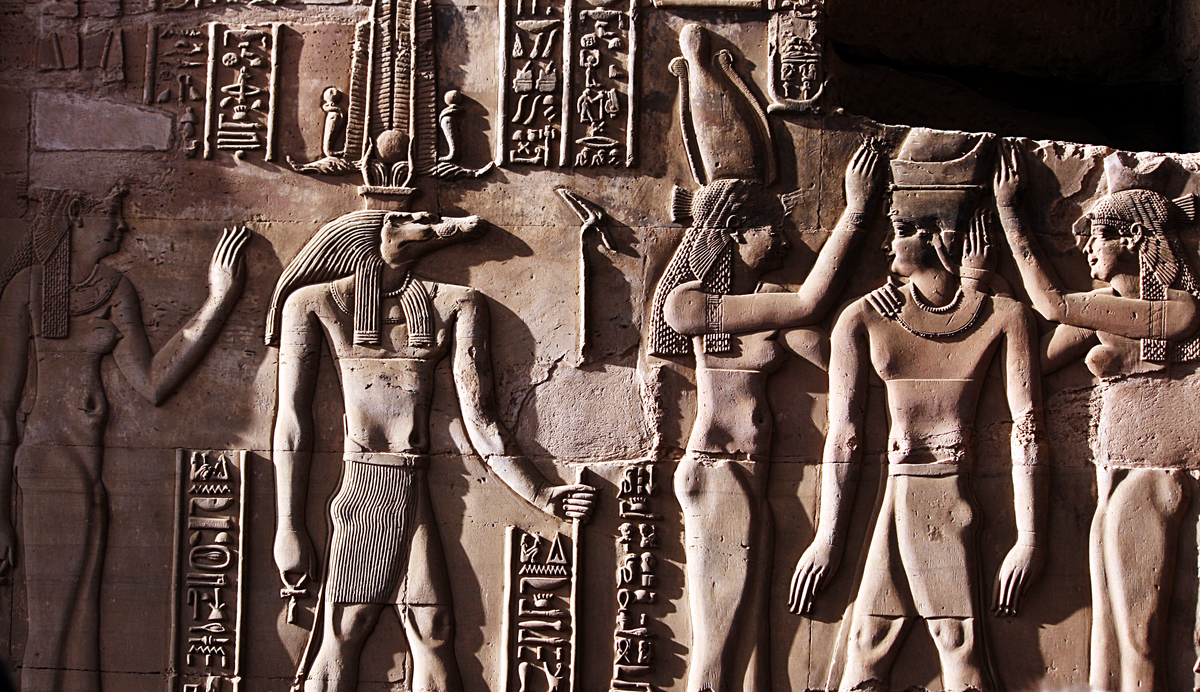 Какие подарки делали фараоны богам в храмах. Культ фараона Египет. Религия древнего Египта фараон. Древний Египет сакрализация фараона. Религия древних египтян боги Египта.