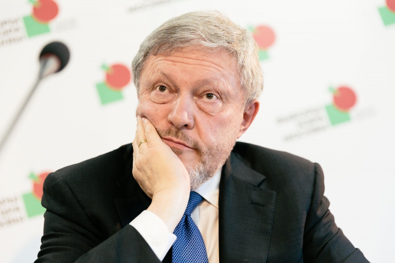 Кто ее выпустил. Явлинский яблоко. Партия яблоко Лидер. Руководитель партии яблоко