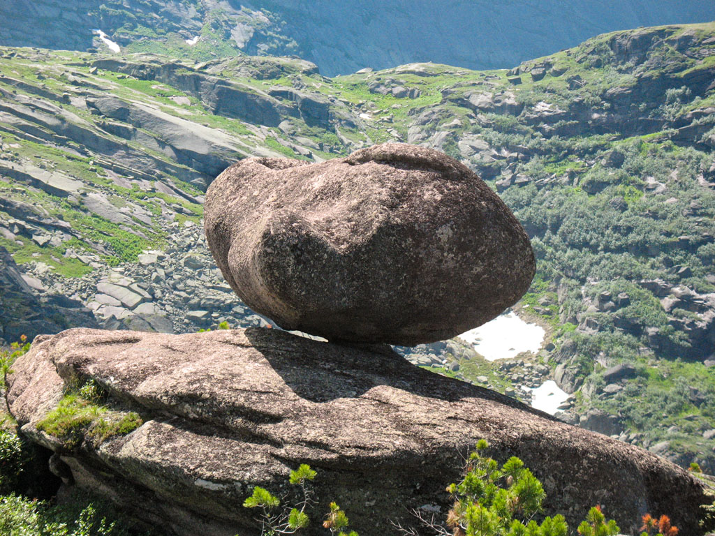Камень находящийся на воздухе. Висячий камень Ергаки. Висячий камень Ергаки фото. Огромный камень. Крупные валуны.