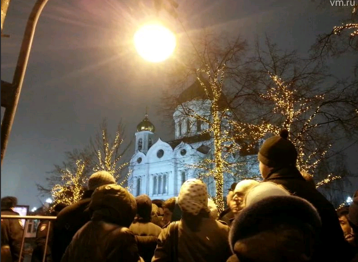 Народ около церкви