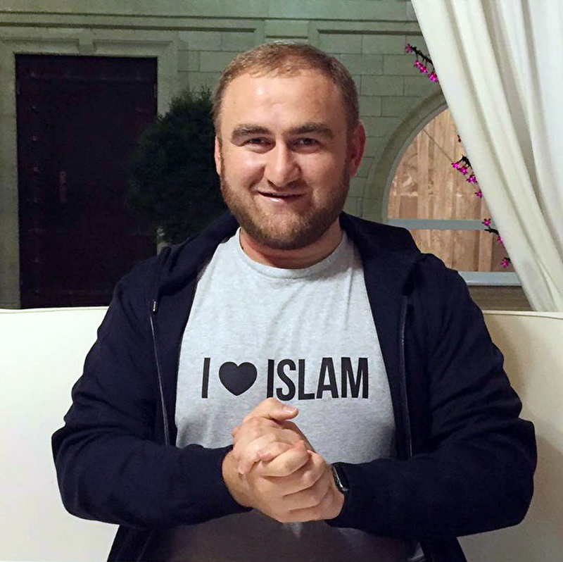 Надпись на футболке Рауфа Арашукова "Я люблю ислам".