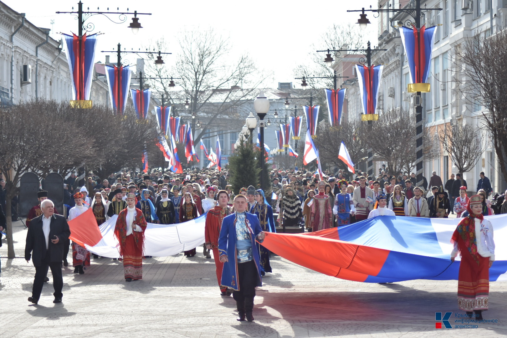 Крым сегодня последние новости. Шествие в честь воссоединения Крыма с Россией. С праздником Крым. С праздником крымчане. Крым Россия с праздником.